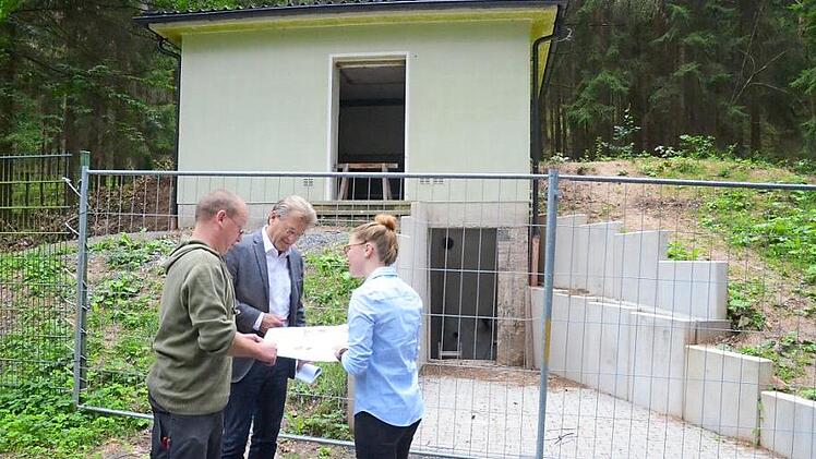 Für den Hochbehälter zur Trinkwasserversorgung im Gemeindeteil Haig sind noch technische Ausrüstungen nötig. Doch auch bei der erneuten Ausschreibung gingen zu hohe Angebotspreise ein. Vor dem Hochbehälter diskutieren (von links) Wassermeister Werner Löffler, Bürgermeister Rainer Detsch und Kämmerin Eva Schießwohl die Situation. Foto: K.- H. Hofmann