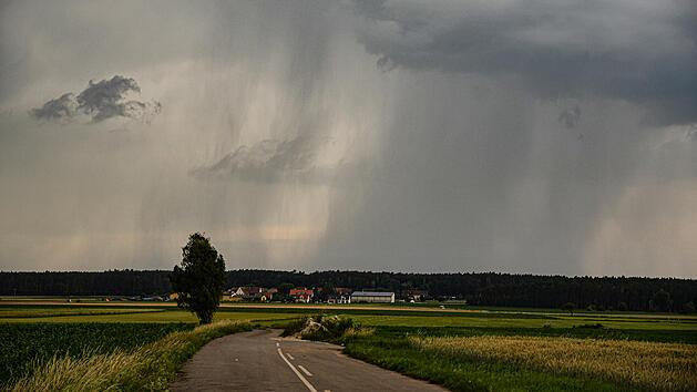 Gewitterzelle zieht über Mittelfranken