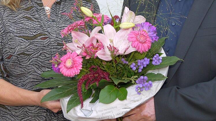 Ein paar Blümchen und die obligatorische Glückwunschkarte vom Bürgermeister - das ist schön, aber in Corona-Zeiten eine gefährliche Angelegenheit. Deshalb gibt es im Landkreis Coburg bis auf weiteres keine Gratulationsbesuche mehr von Bürgermeistern. - Foto: Berthold Köhler