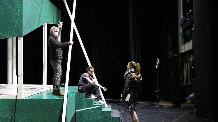 Theatermacher in Corona-Zeiten: Schauspieldirektor Matthias Straub (links) probt Shakespeares Hamlet. - Gefangen in Wahnvorstellungen? Florian Graf verkörpert die Titelfigur.Foto: Amelie Scheer