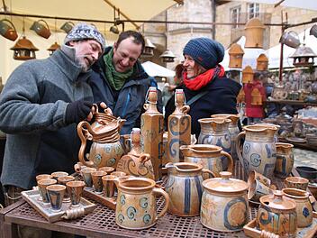 Ein Bild vom letzten Markt im Jahr 2019. Jörg Treiber (links), Töpfer aus Baden-Württemberg, präsentierte da seine Keramikkunst im Thurnauer Schlosshof schon zum 18. Mal.
