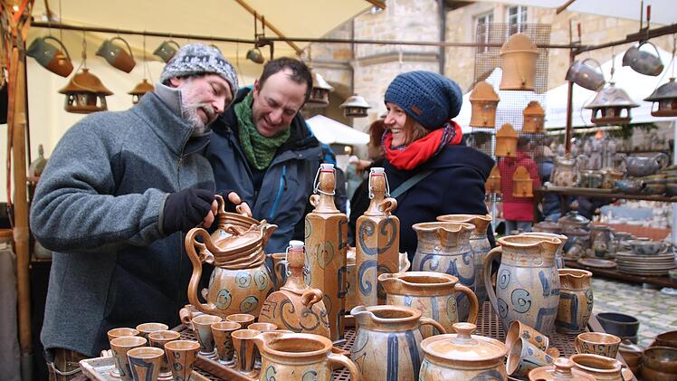 Ein Bild vom letzten Markt im Jahr 2019. Jörg Treiber (links), Töpfer aus Baden-Württemberg, präsentierte da seine Keramikkunst im Thurnauer Schlosshof schon zum 18. Mal.