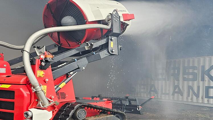 Lagerhalle in Vollbrand