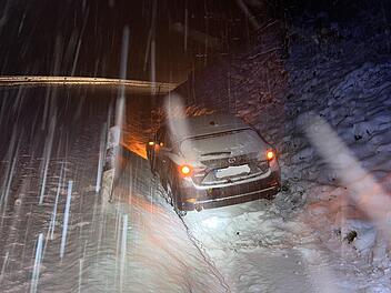 Stadtsteinach: Zu schnell in der Kurve - Autofahrt bei Schnee endet im Graben