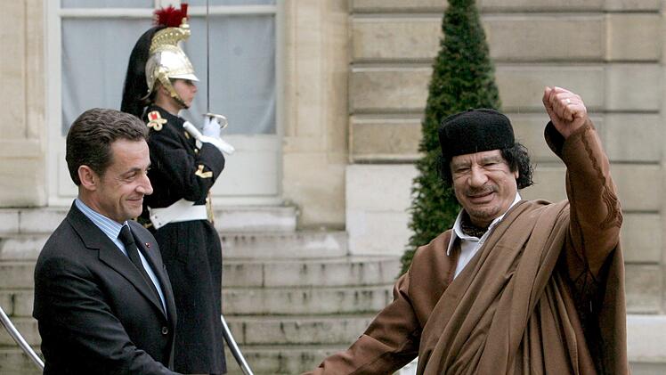 Nicolas Sarkozy und Muammar Gaddafi