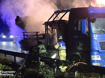 Vollsperrung auf A70 bei Bamberg: Lastwagen in Brand - Stau im Berufsverkehr