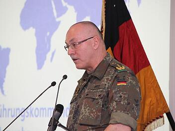 Festredner Generalleutnant Hans-Werner Fritz, Befehlshaber des Einsatzführungskommandos in Potsdam. Foto: Markus Reeh