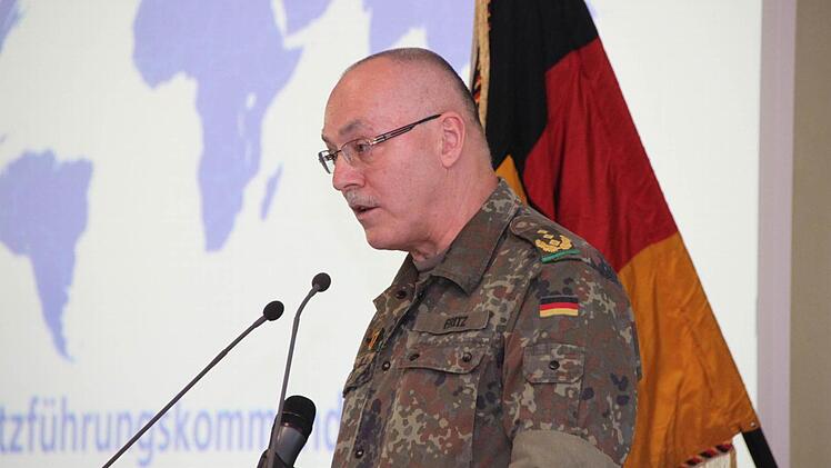 Festredner Generalleutnant Hans-Werner Fritz, Befehlshaber des Einsatzführungskommandos in Potsdam. Foto: Markus Reeh