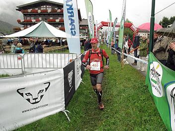 Michael Kraus hat es geschafft. Mit einer harmlosen Schürfwunde am Knie kommt der Ludwigschorgaster Extremläufer im Ziel in Pertisau an.  Foto: Karl Porsch