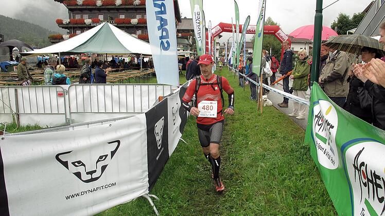 Michael Kraus hat es geschafft. Mit einer harmlosen Schürfwunde am Knie kommt der Ludwigschorgaster Extremläufer im Ziel in Pertisau an.  Foto: Karl Porsch