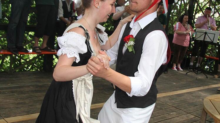 Zur Musik der Schlackn drehten die Ortsburschen und Ortsmadla unter der Lindenkrone eine Runde. Foto: Sonja Adam