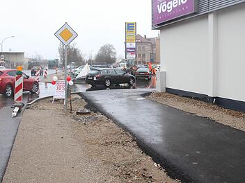 Der neue Geh- und Radweg aus Richtung Osten mündet in den Parkplatz des neuen Einkaufszentrums an der Fortuna Kulturfabrik.  Foto: Andreas Dorsch
