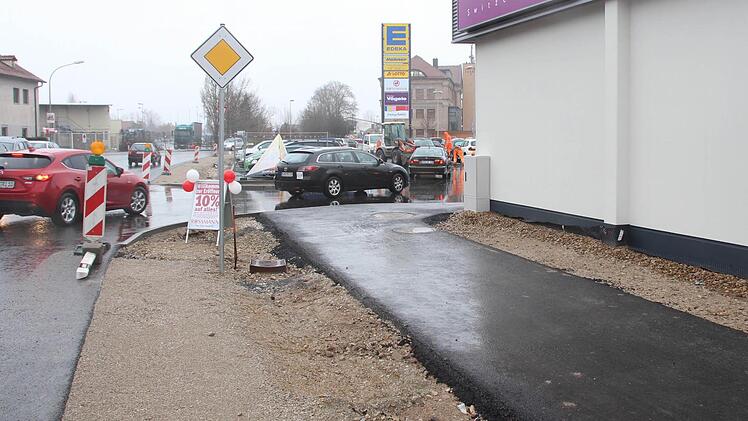 Der neue Geh- und Radweg aus Richtung Osten mündet in den Parkplatz des neuen Einkaufszentrums an der Fortuna Kulturfabrik.  Foto: Andreas Dorsch