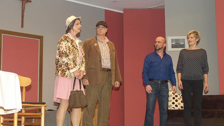 Szenen vom Theaterabend in Oerlenbach. Foto: Stefan Geiger