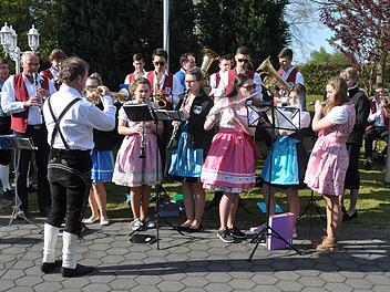 Die Jungmusiker aus Kirchehrenbach begleiteten mit ihrer Musik das Aufstellen des Maibaumes.  Fotos: Leo Hühnlein