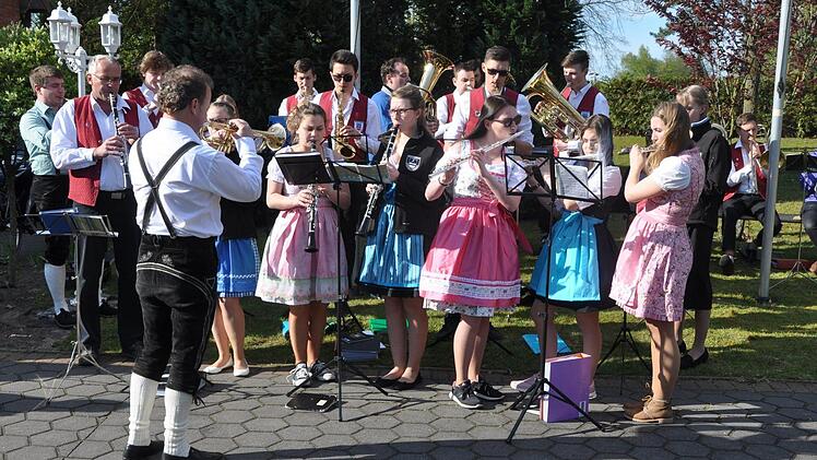Die Jungmusiker aus Kirchehrenbach begleiteten mit ihrer Musik das Aufstellen des Maibaumes.  Fotos: Leo Hühnlein