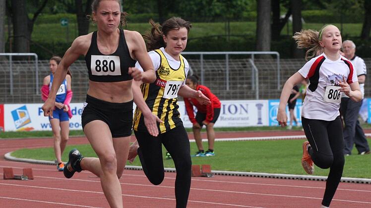 Jule Betz (links) vom TV/DJK Hammelburg auf dem Weg zum Titel im Blockmehrkampf Wurf der W13.