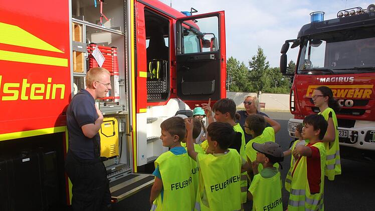 Holger Reinlein zeigt den jüngsten Mitgliedern der Staffelsteiner Feuerwehr, was auf dem neuen Wagen alles drauf ist. Foto: Matthias Einwag