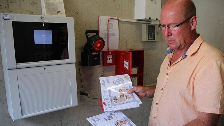 In der Brandmeldeanlage prüft Wolfgang Glotz die Laufkarten für die Feuerwehrleute. Foto: Andreas Dorsch