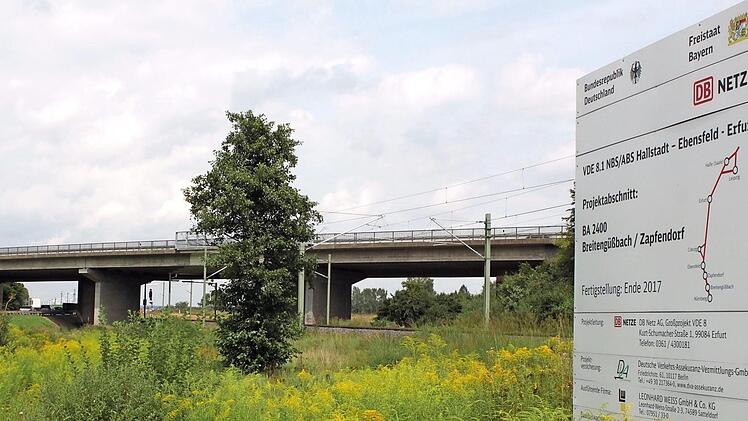 Hier wird der erste Schritt vom neuen Bauabschnitt gemacht werden. Die Autobahnbrücke bei Kemmern wir abgerissen und ersetzt. Fotos: Hans Kurz