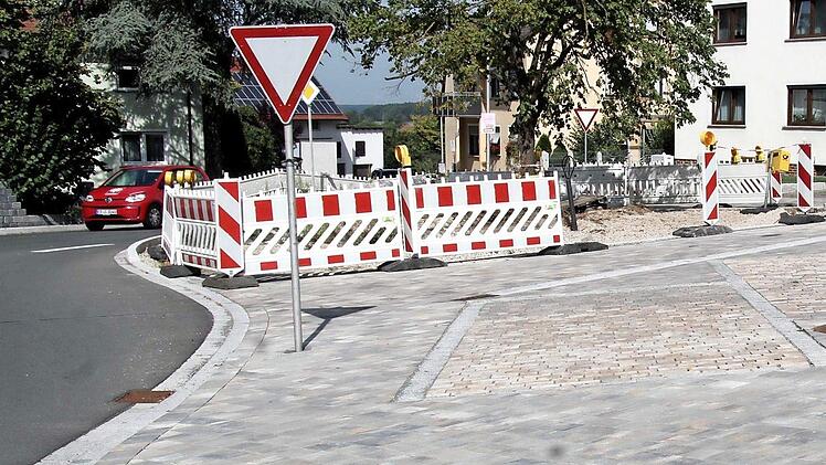 So sieht der Hannberger Dorfplatz aus. Es fehlen eigentlich nur noch ein paar Steine - aber über die wird gestritten. Foto: Richard Sänger