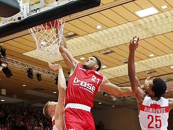 Kraftvoll schließt Augustine Rubit (rotes Trikot)  per Dunking gegen Robin Benzing   ab, ärgerte sich am Ende aber maßlos über die Niederlage in Würzburg. Foto: Daniel Löb