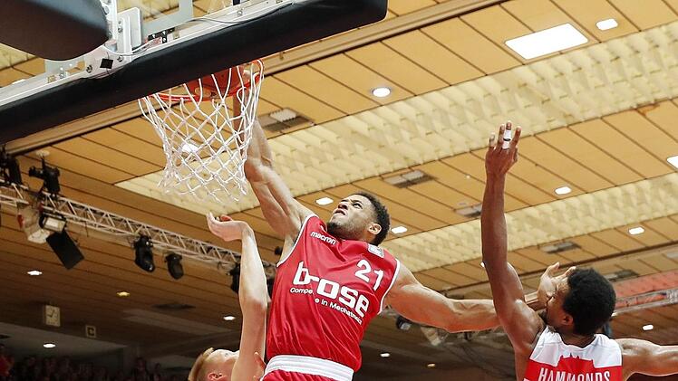 Kraftvoll schließt Augustine Rubit (rotes Trikot)  per Dunking gegen Robin Benzing   ab, ärgerte sich am Ende aber maßlos über die Niederlage in Würzburg. Foto: Daniel Löb