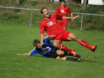 Er bekam viel auf die Socken, erzielte nur zwei Tore, war aber an der Entstehung vieler Tore beteiligt: Der Kapit&auml;n des TSV Aubstadt, Julian Grell. Rudi D&uuml;mpert