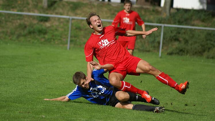 Er bekam viel auf die Socken, erzielte nur zwei Tore, war aber an der Entstehung vieler Tore beteiligt: Der Kapit&auml;n des TSV Aubstadt, Julian Grell. Rudi D&uuml;mpert