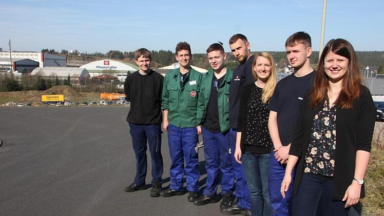 Von links: Der Azubi von Wiegand-Glas, Marc Feuerpfeil, Michael Welsch, stehend von links: James Wynne, Edward Leeds, Christina Dotzauer, Sabrina Günther und Robert Burgess.