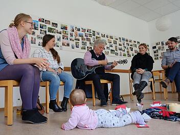 INikolas Auer (rechts) begrüßte im letzten Jahr Rolf Zuckowski als Gast beim VIP-Talk der Initiative "Zwischengezeiten".Trauerinitiative