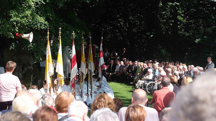 Auf dem Rollrasen am Andachtskreuz und dem angrenzenden Gelände war beim Festgottesdienst im Freien kaum noch ein Stehplatz frei. Foto: Gerd Schaar