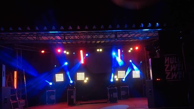 Am Donnerstagabend gab's einen ersten Lichttest auf der B&uuml;hne der Music Base.  Foto: MIH