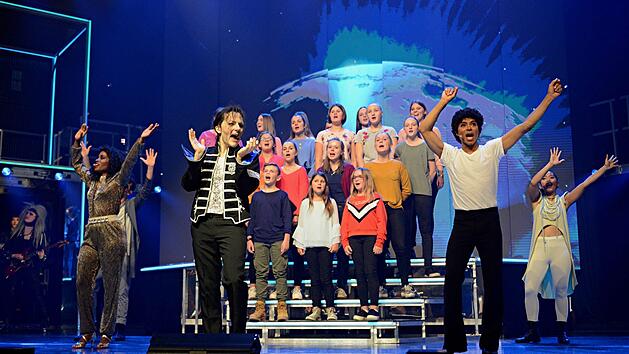 Der Stettfelder Jugendchor "Teens in Takt" trat beim Michael-Jackson-Musical in der Bamberger Arena vor fast 2000 Besuchern auf. Fotos: Helmut &Ouml;lschlegel, Christian Ziegler