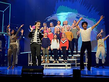Der Stettfelder Jugendchor "Teens in Takt" trat beim Michael-Jackson-Musical in der Bamberger Arena vor fast 2000 Besuchern auf. Fotos: Helmut Ölschlegel, Christian Ziegler