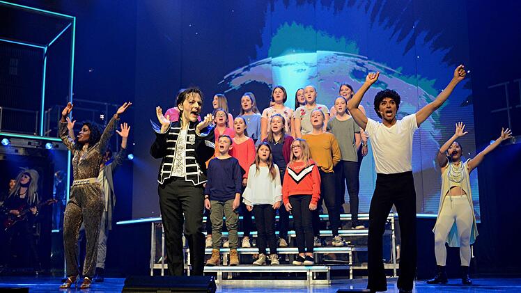 Der Stettfelder Jugendchor "Teens in Takt" trat beim Michael-Jackson-Musical in der Bamberger Arena vor fast 2000 Besuchern auf. Fotos: Helmut Ölschlegel, Christian Ziegler