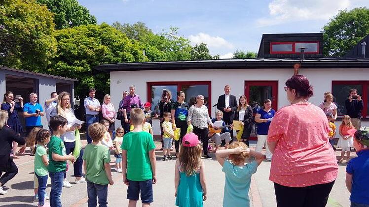 Die Kinder begeisterten mit Liedern und Tänzen.Heike Schülein