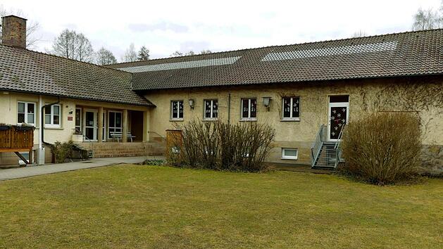 Im Bereich der Metalltreppe wollte die Gemeinde urspr&uuml;nglich ein neues Klassenzimmer anbauen und den bereits im Schulhaus befindlichen Hort in das Untergescho&szlig; verlagern. Jetzt wird an dieser Stelle ein Hort f&uuml;r zwei Gruppen angebaut. Der Eingang in der Mitte soll mit einer Rampe barrierefrei gestaltet werden. Foto: Dieter H&uuml;bner