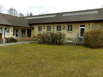 Im Bereich der Metalltreppe wollte die Gemeinde ursprünglich ein neues Klassenzimmer anbauen und den bereits im Schulhaus befindlichen Hort in das Untergeschoß verlagern. Jetzt wird an dieser Stelle ein Hort für zwei Gruppen angebaut. Der Eingang in der Mitte soll mit einer Rampe barrierefrei gestaltet werden. Foto: Dieter Hübner