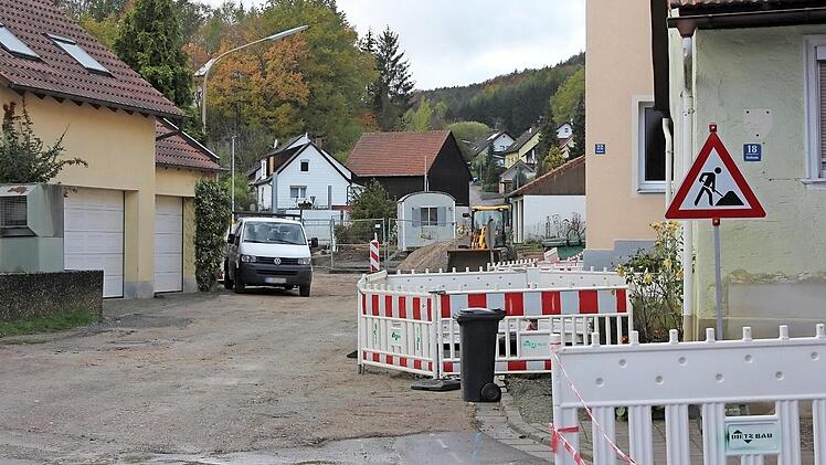 Die Vollsperrung ist ebenso unumgänglich wie die Erneuerung der alten Leitungen im Hutzelbrunnen. Foto: Roland Dietz