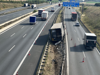 Lkw kracht in Leitplanke - Unfall auf A3