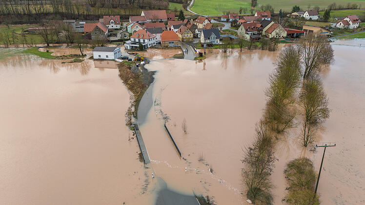 Hochwasser in Franken: Straßen und Grundstücke überschwemmt