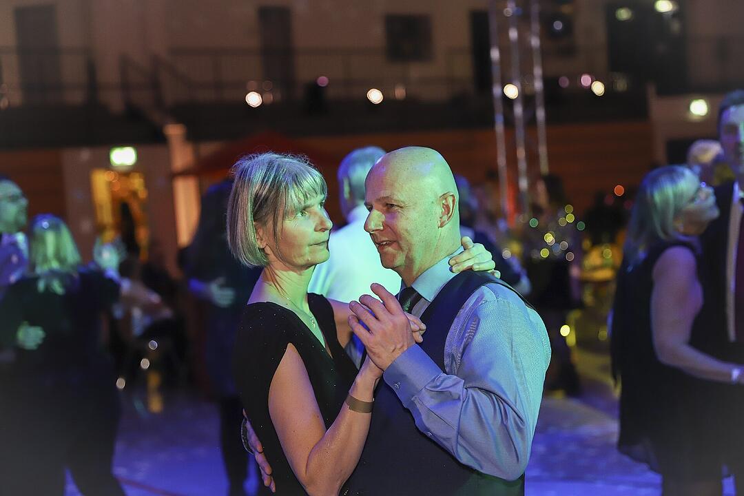 Es wurde in das Jahr 2025 gefeiert.