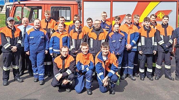 Erfolgreich haben diese jungen Feuerwehrleute an der Modularen Truppausbildung Teil B teilgenommen.