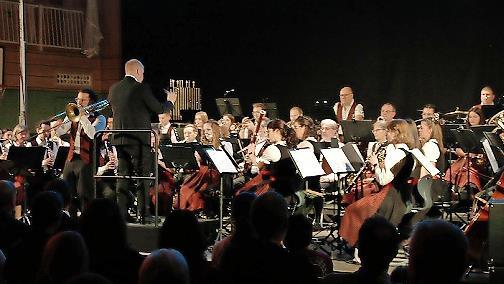 Solist Christian Lunz und das Symphonische Blasorchester unter Leitung von Michael Saffer.