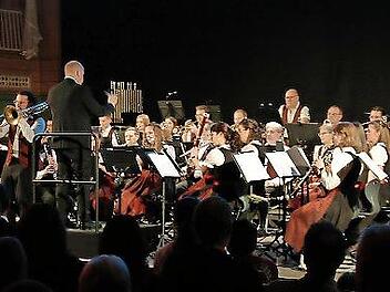 Solist Christian Lunz und das Symphonische Blasorchester unter Leitung von Michael Saffer.