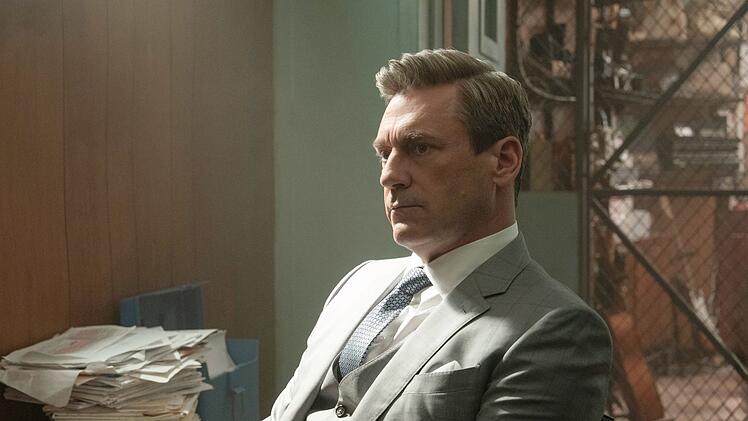 Coop (Jon Hamm) zweifelt immer h&auml;ufiger am Sinn seines Lebens unter all den reichen Nachbarn.