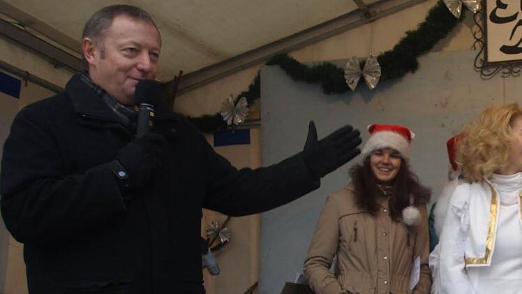 Auch Landrat Thomas Bold war zur Eröffnung der Dorfweihnacht in Eltingshausen gekommen.