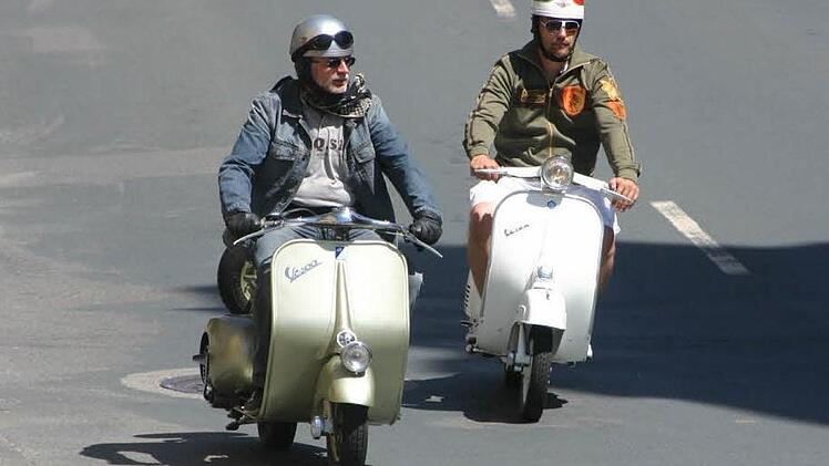 Zwei Vespas bei der Ausfahrt der Staffelsteiner Oldtimerfreunde