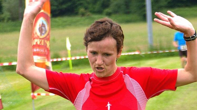 Cornelia Michaelis (SV Bergdorf-Höhn) war zu Recht stolz auf ihre Leistung in Sonnefeld. Sie beendete die Strecke als schnellste Frau.